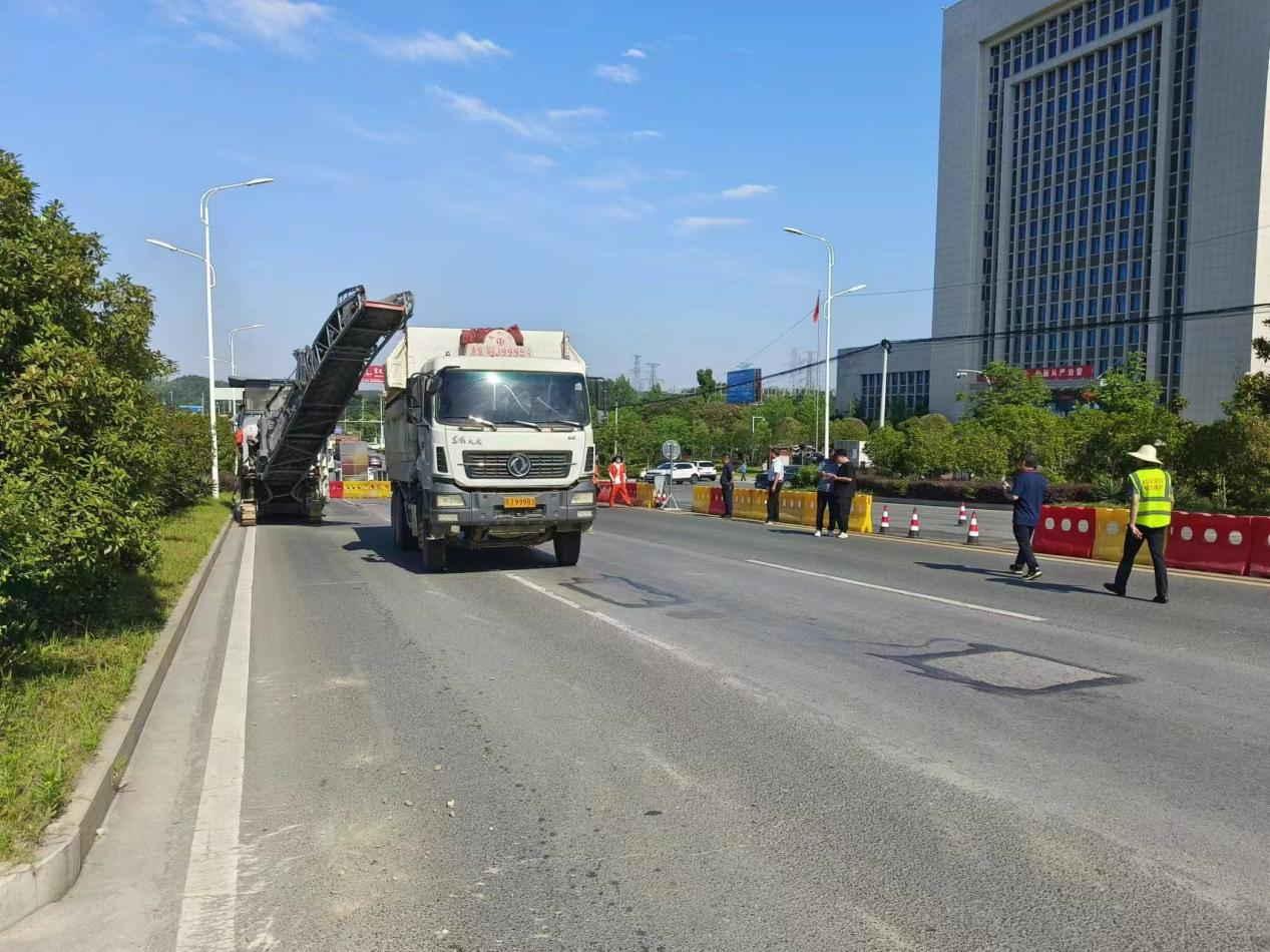 黄冈公路:g230红安县长兴至棺木塘段路面改造工程开工