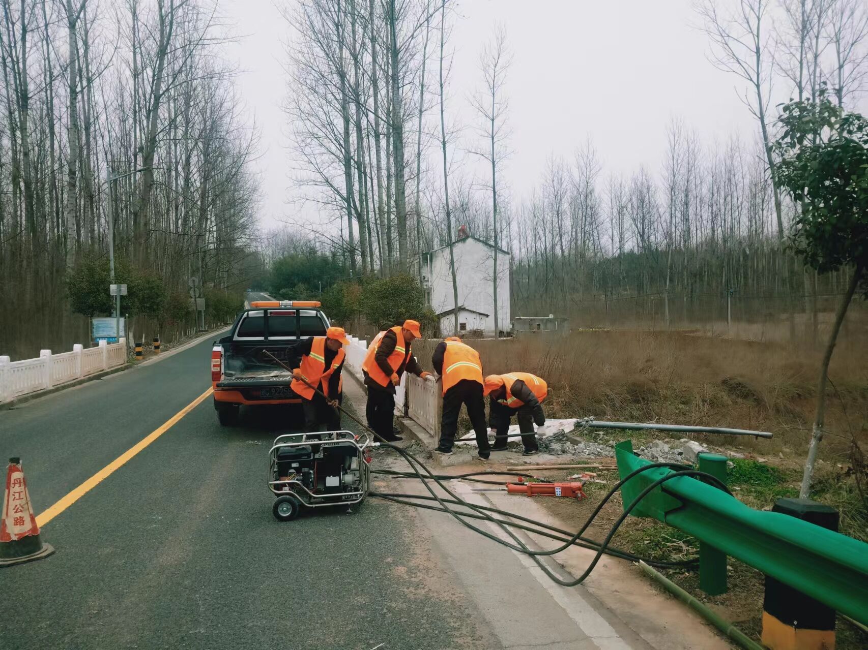 十堰公路丹江口公路部门抢抓晴好天气积极开展公路日常养护