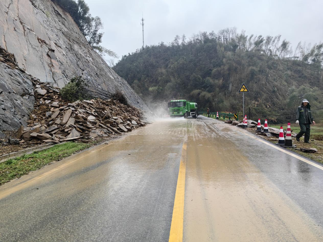 咸宁公路赤壁公路养护公司快速处理一处山体滑坡